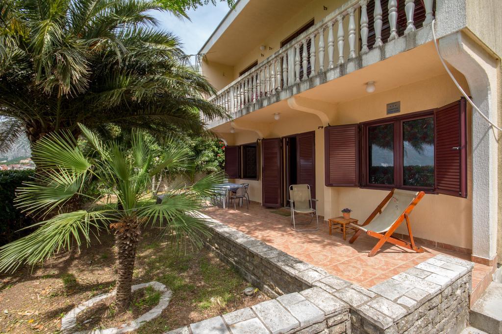 Apartments Beachfront Котор Екстериор снимка