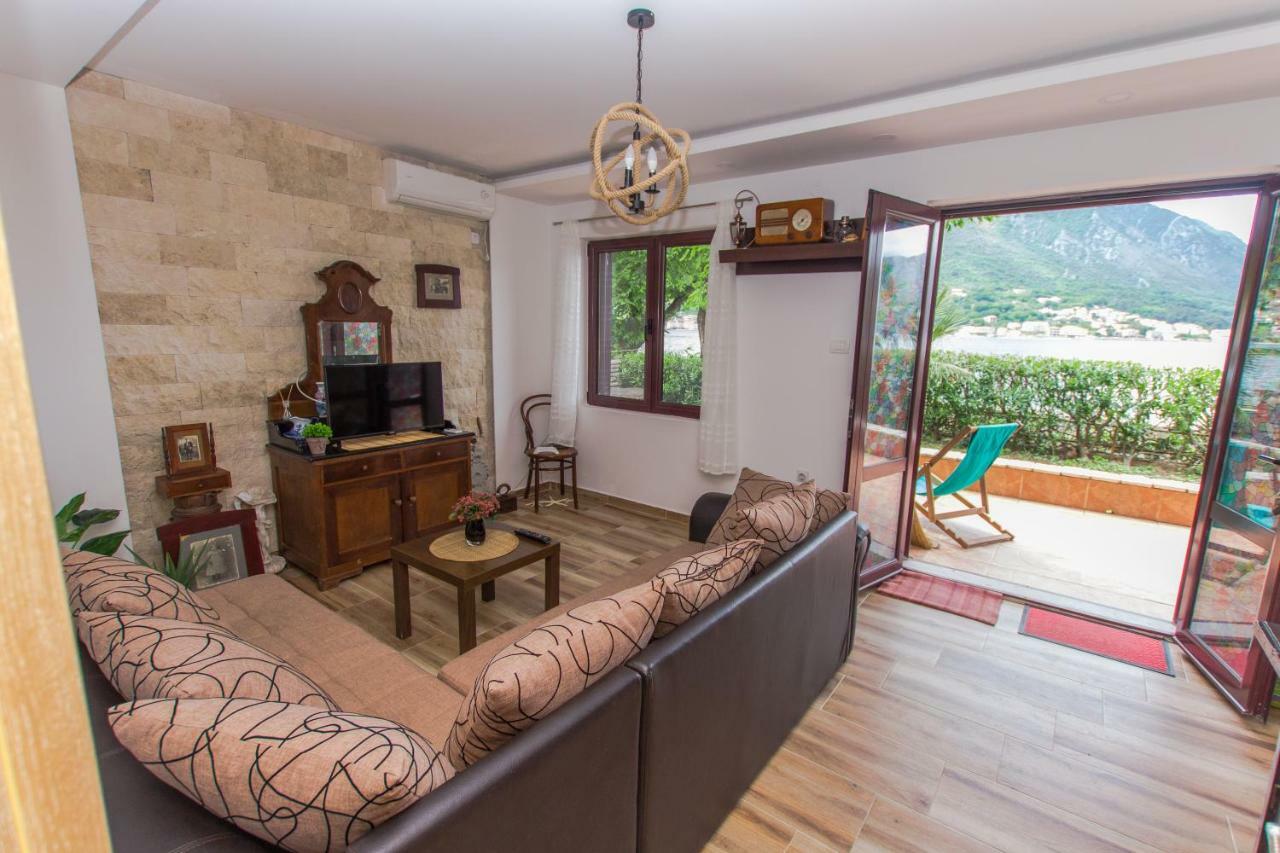 Apartments Beachfront Котор Екстериор снимка